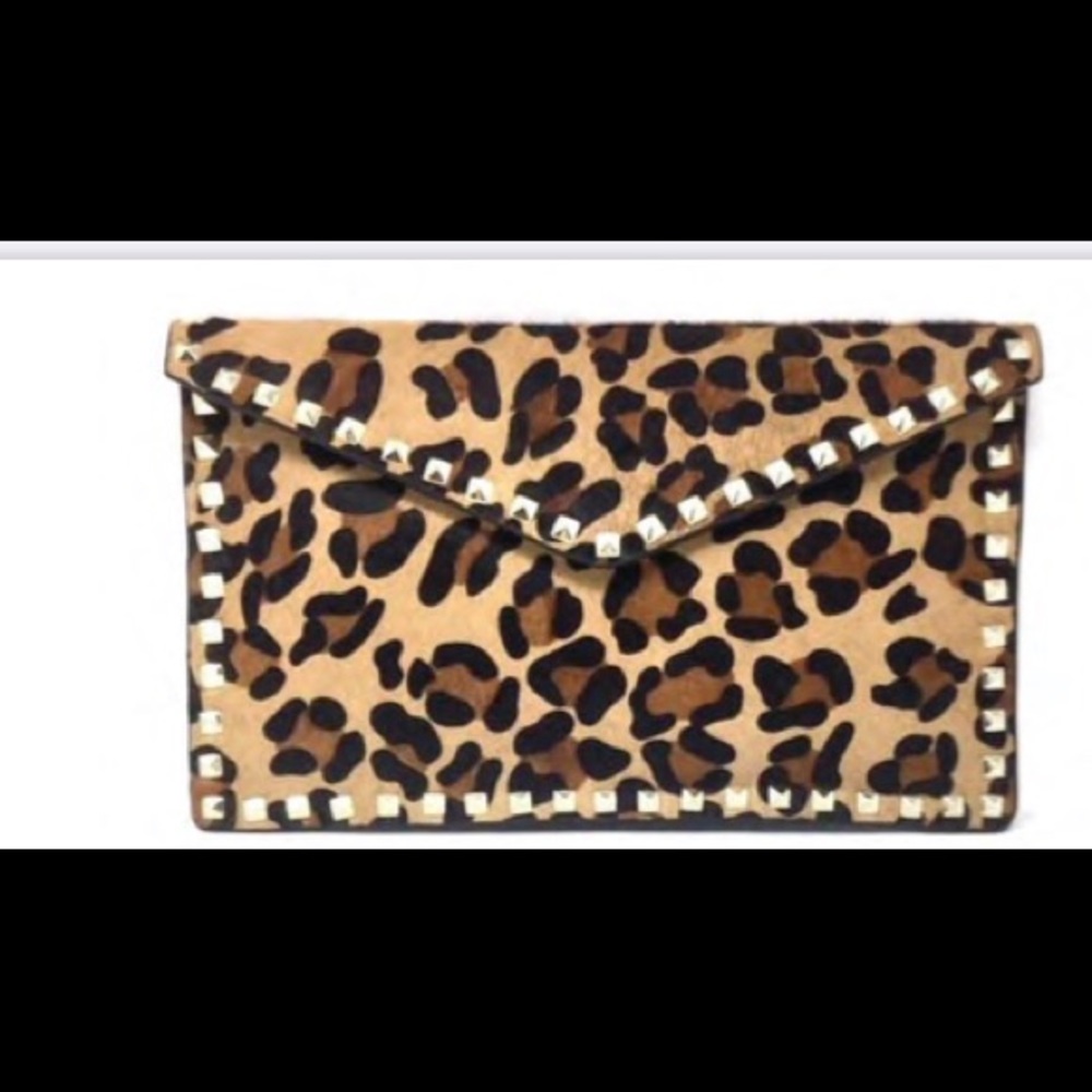Leopard clutch